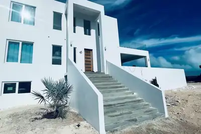 Image de Modern 5-bedroom villa in Long Bay, steps from the beach, with private pool.