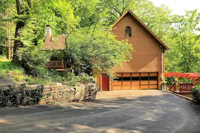 Image de Luxury Wooded Hilltop Hocking Hills Villa Lodge!