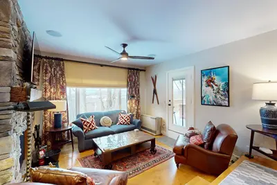 Image de Relaxing Sugarbush condo close to skiing with private hot tub & washer/dryer