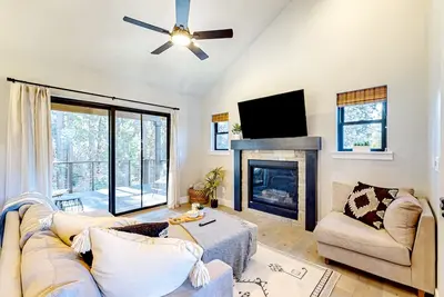 Image de Stylish retreat near skiing & golf with fireplace, balcony, & views, sleeps 6