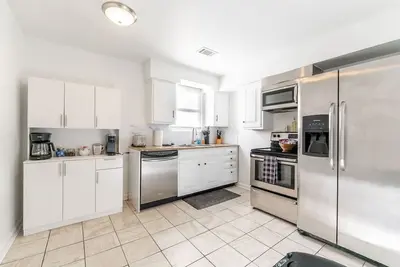 Image de Newly renovated Cape Cod Downtown!