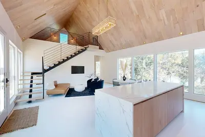 Image de Bright & enchanting retreat with nature views, patio & W/D - near rivers & parks