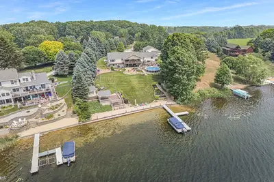 Image de Private lakefront home. Sandy beach canoe, 2 kayaks. Pool, Spa & Pontoon rental.