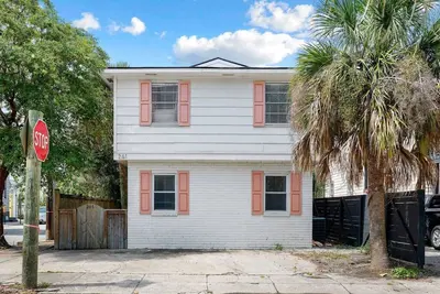 Image de St Philip St - Downtown - 3 Bedrooms w/ Parking