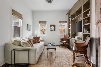 Image de 2 Bedroom - Renovated - Great Location!