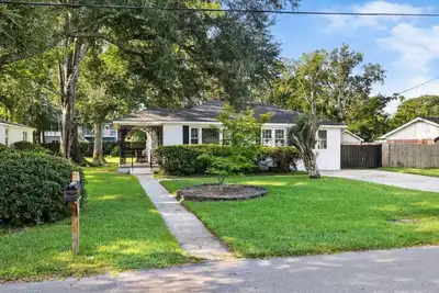 Image de 4 Bedroom Private Home 10 Minutes from Downtown!