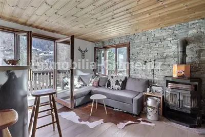 Image de Chalet confortable sur 3 étages pour 5 personnes à Mayoux, salon avec poêle, coin cuisine avec lave-