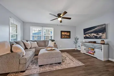 Image de Newly Renovated, Steps to Downtown, 2 King Beds