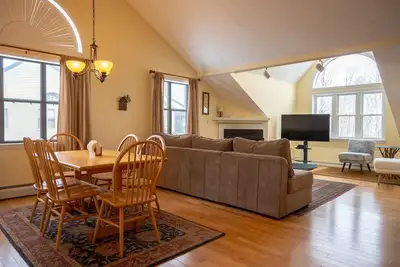 Image de Ski in/Ski out nicely updated 2 Br condo on Okemo Mountain ski trails.