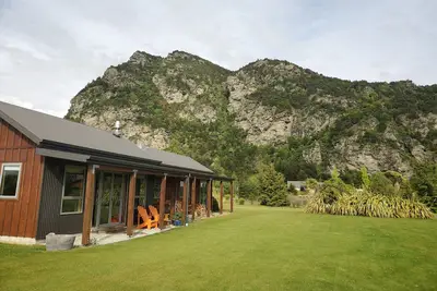 Image de Outdoor Space & Mountain Views