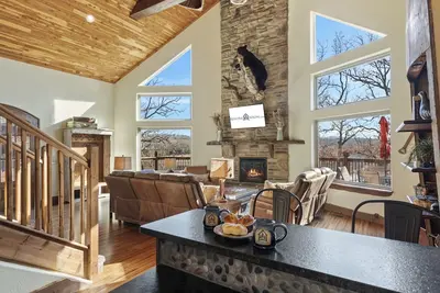 Image de Scenic Lakefront Lodge w/ Private Hot Tub, Boat Slip, Wraparound Deck & Free Attractions