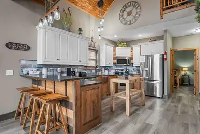 Image de Lakefront Retreat w/ Direct Access, Great Views, Foosball, Billiards & Arcade