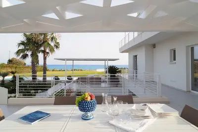 Image de Maison de vacances privée avec sauna, piscine, Wifi, bain à remous, climatisation, Tv, patio