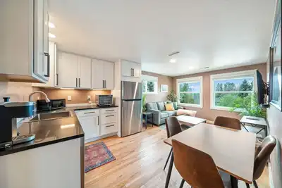 Image de Minutes to Mt. Bachelor & Lakes. Bonus sleep nook. Private fenced yard.