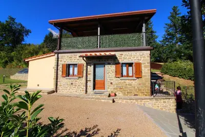 Image de Petite maison en pierre avec terrasse panoramique et vue superbe sur les bois verts de la vallée du