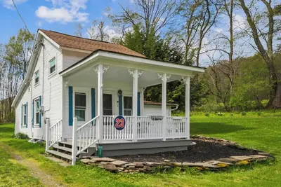 Image de Historic house - Cottage - 4. 5 mi to Dreams Park + Grill + Fire Pit