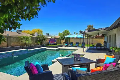 Image de Championship Poolside Luxe 4br Escape! Dip, Dine & Decompress!