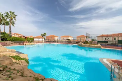 Image de Maison de vacances 'Holiday Beach El Faro' avec piscine partagée, Wi-Fi et climatisation