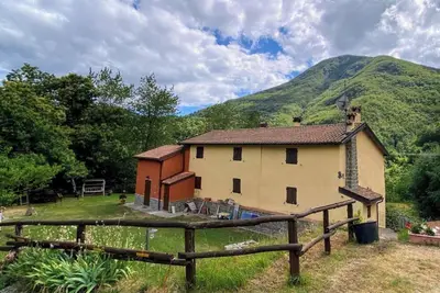 Image de Maison de vacances 'La Casina Rossa Della Fornace' avec vue sur la montagne, jardin privé et Wi-Fi