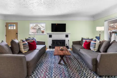 Image de Epic Dog Friendly Location! 2 Blocks to Hyde Park | Spacious Kitchen & Wood Burning Fireplace