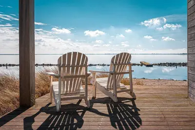 Image de The 4-person Villa Super Vip features a luxurious and comfortably furnished interior with a direct waterfront location, various terraces offering unobstructed views over the water.