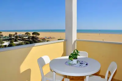 Image de Elegant and Bright Studio Apartment Near the Beach