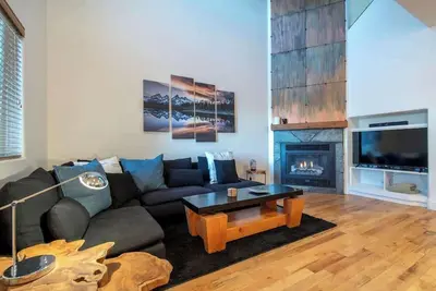 Image de 3-Story Ski Hill Road Retreat
