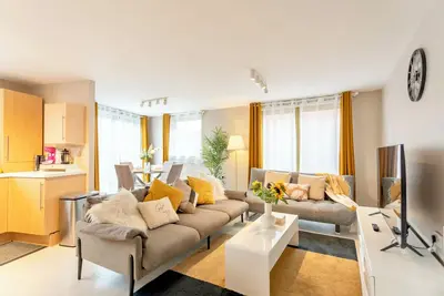 2br Stylish Apt with Free Parking & nearby Subway