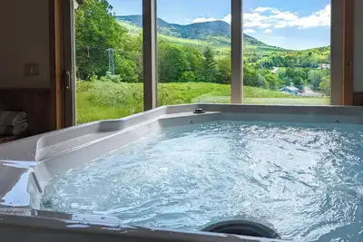 Image de Luxe Ski In & Out at Black Mountain: Hiking, Hot tub, Sauna, Ac, leaf peeping