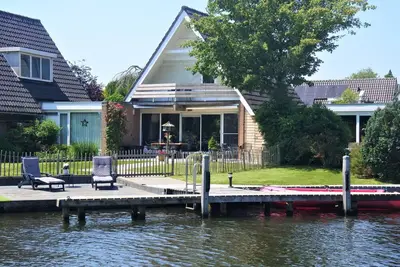 Image de Cozy holiday home for 9 people on the water side in Uitwellingerga