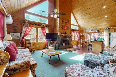 Image de Peaceful cabin w/ fire pit, deck, fireplace, & views + free attraction tickets