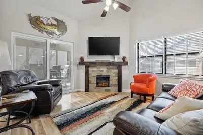 Image de Conveniently located with great views, but close to all the action!