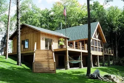 Image de Secluded and lavish 6bdr lakehouse in private cove with outdoor (year round) hot tub & steam sauna
