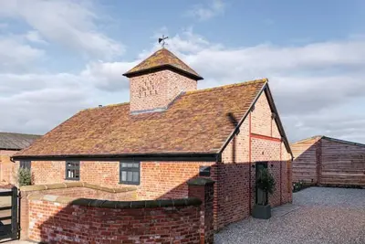 Image de Pigeon House: Barn with hot tub, wood burner & large private garden.
