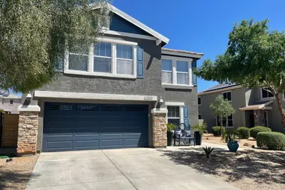 Image de Urban “Desert Oasis” Cheerful Residential Home