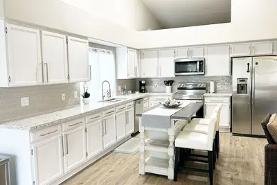 Image de Newly renovated home, heated pool, near spring training, Westgate & State Farm