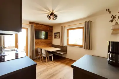 Familien-appartement mit Zwei Balkonen und Naturbadeteich, in der Nähe von Meran