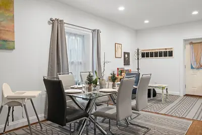 Image de Brightly Lit English Basement With High Ceilings And Extra Large Windows