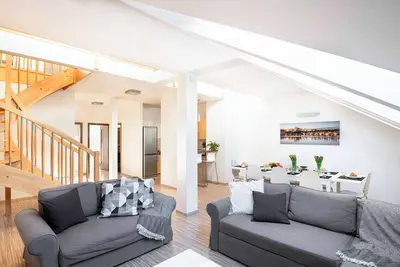 Image de 150m² 4br Duplex Near Metro & Prague Center