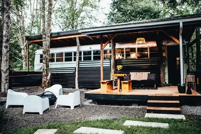 Image de Tucked Away Skoolie Experience #gloriatheskoolie