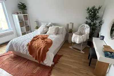 Image de cozy, spacious and  bright  3 bedrooms apartment, walking distance to metro.