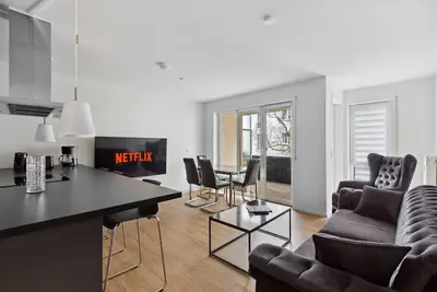 Image de Eindrucksvolle Zwei-zimmer-wohnung mit Balkon und Großer Küche