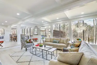 Image de Stylish Marietta Home w/ Deck - Near Truist Park!