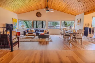 Image de Private hse on 25 acre vineyard with stunning views of rolling country hills.