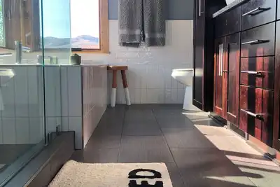 Image de 3 Ski Resorts surround this 2 bed, 2 bath guesthouse with mountain views!