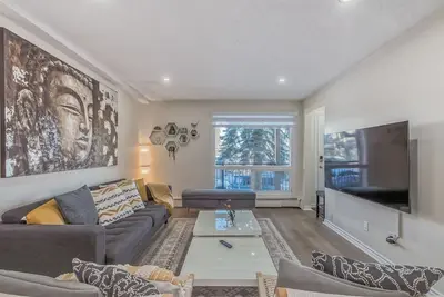 Image de Walking distance from 17th Ave! Welcome to Cityscape Haven