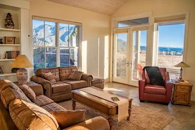 \"Desert Haven: Luxe Stay, Hot Tub, Majestic Views\"