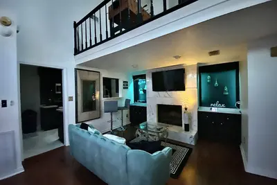 Image de Parisian Marble Loft with a Garage off Hwy55!