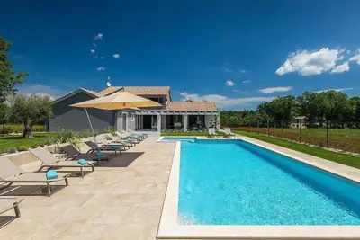 Image de Belle maison à Barban avec piscine privée, peut être à l'intérieur ou à.