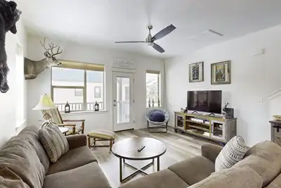 Image de Weekend Locals - Garage - WiFi - Deck - Townhome - Ac - Pet friendly